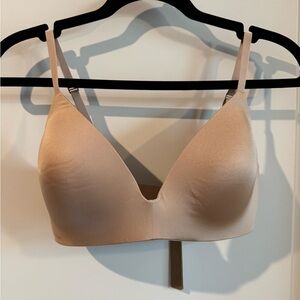 NWT SKIMS wireless form lightly lined bra size 34D